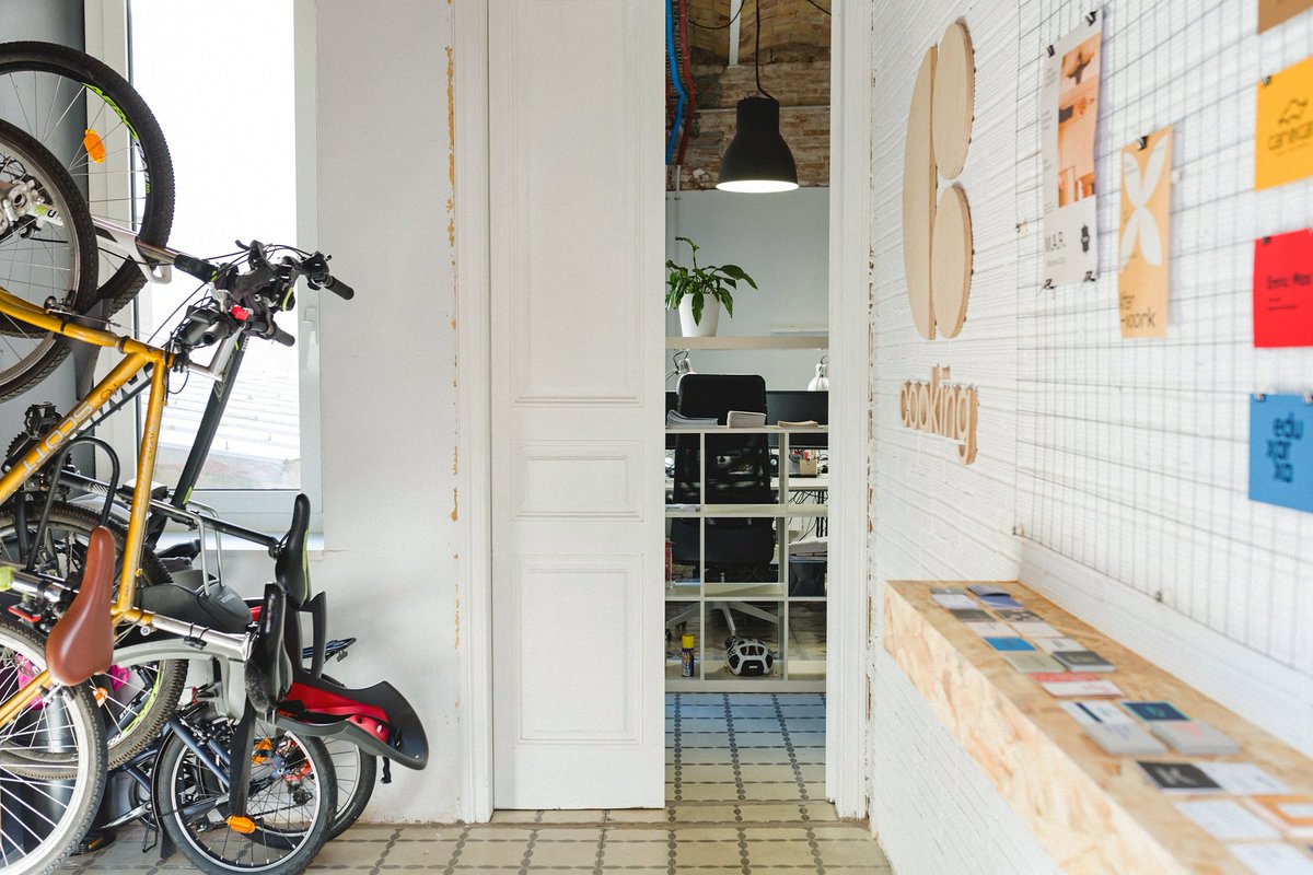cookingirona's tweet photo. Aquesta és l'entrada de Cooking: hi trobaràs aparcament per a bicis i un taulell d'anuncis amb tot el que es cou a la cooperativa. També la relació de professionals que hi treballen. Vine a conèixer l'espai i el nostre projecte d'autogestió! #somcooking #coworking #Girona https://t.co/ztjKCdwQdU