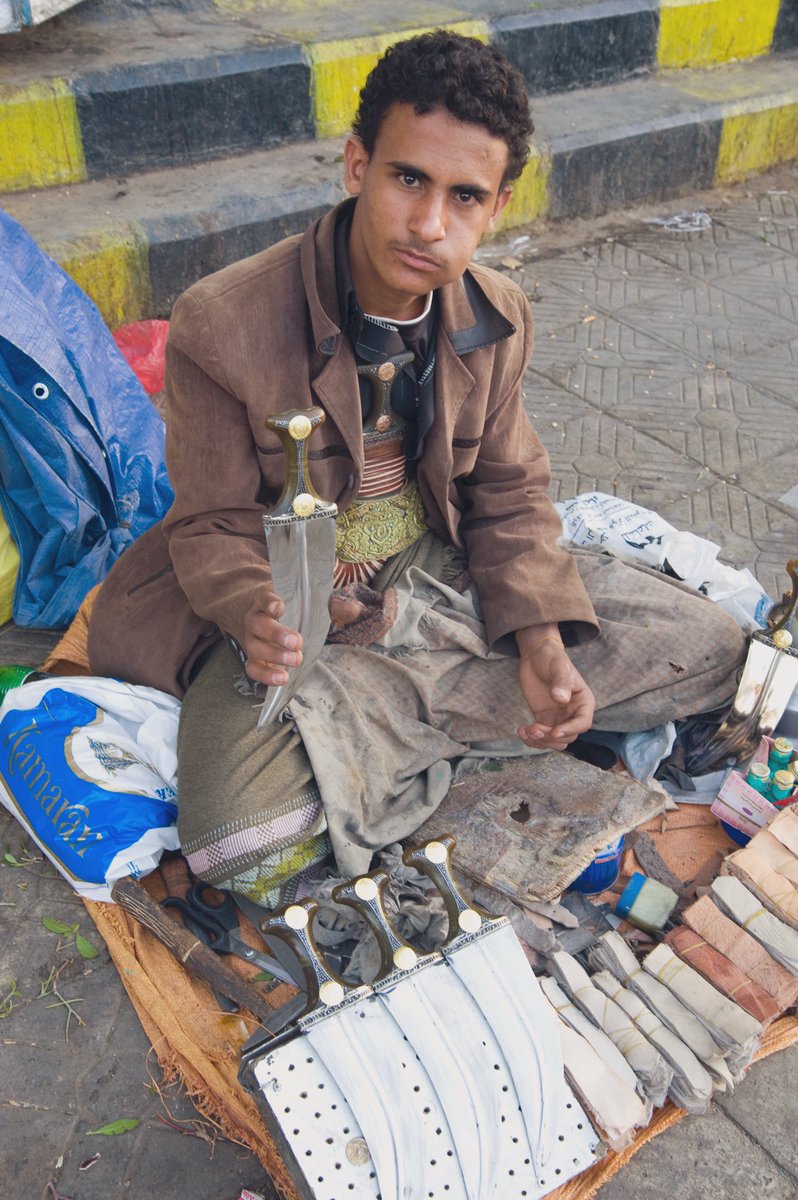 イエメンで一人前とみなされた男性が正装として身に付けるジャンビア