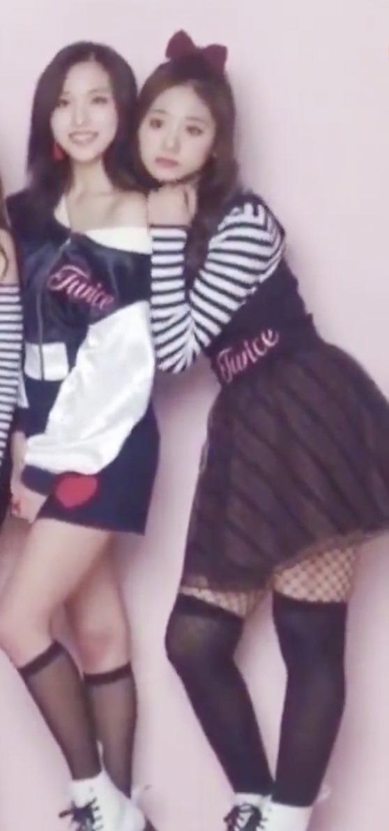 The way Tzuyu bends this much so she could place her chin on Mina’s shoulder  cute  #MiTzu