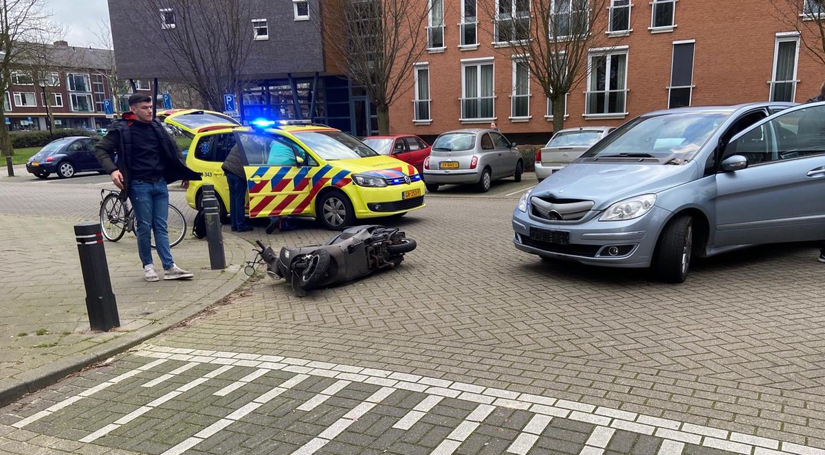 Een scooterrijder is vanmiddag gewond geraakt bij een verkeersongeval in Blerick.