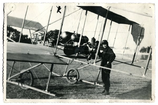 laurentalbaret's tweet photo. [#Aeropostale] 18 février 1911 • Première liaison aéropostale de l'histoire réalisée par le Français Henri Péquet - brevet n°88 @AeroclubFrance du 10 juin 1910 - sur biplan Sommer entre Allahabad et Naini Juction en Inde, lors de l'Exposition universelle. 6.000 plis transportés. https://t.co/ugZdjVRala
