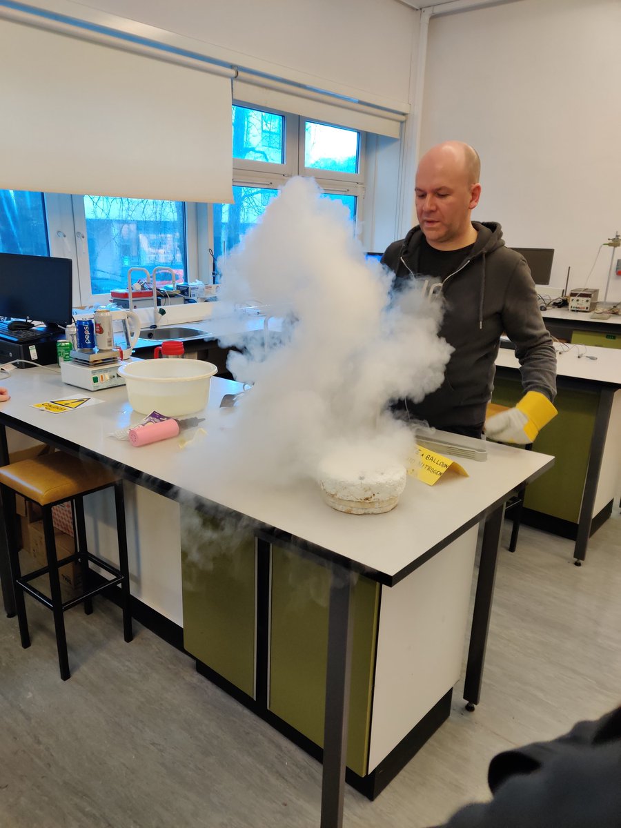 elliebgomersall's tweet photo. An exciting series of experiments in the L8 Physics class today using liquid nitrogen to show Charles' Law in action!
@UniWestScotland @SchoolCEPS @uwsdps https://t.co/HkYnXyUE4i