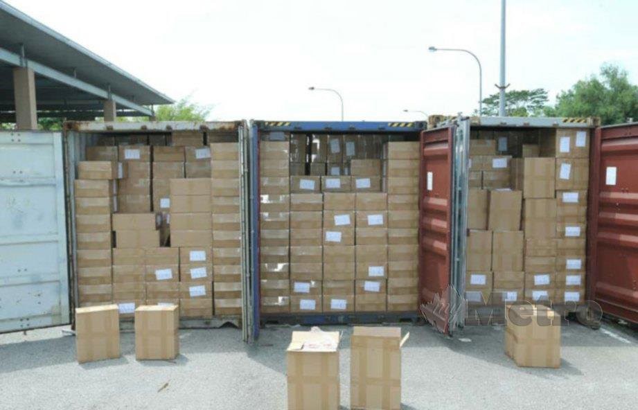 OLAF news: Successful international operation seized > 62 million smuggled cigarettes worth €50 m! With earlier seizure by @SPFFinances nearly 200 million smuggled cigarettes prevented from entering 🇪🇺. OLAF fights #tobaccosmuggling w/ our partners. bit.ly/2u6Oig4