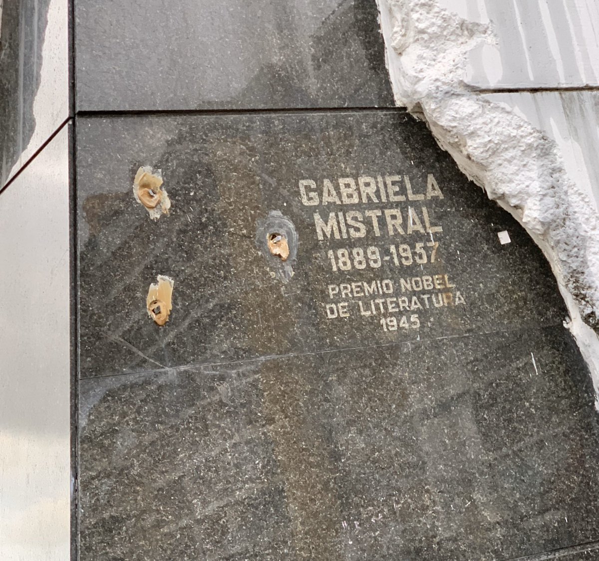Nuevamente vandalizaron la estela recordatoria de Gabriela Mistral, en la Rambla y Barreiro.