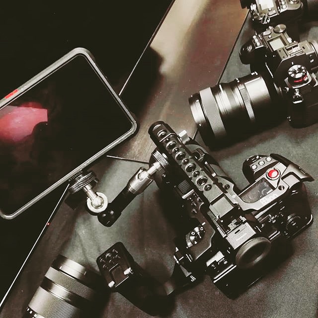 eightsinn's tweet photo. 8Sinn top handle, side handle or maybe both ?
This setup comes from @vainooz
#panasonic #lumix #s1h #s1 #lumixS1H #newdslr #atomos #ninjav #atomosninjav
#lumixs1h #panasonics1h #panasonic
#panasoniccamera #panasoniclumix #lumixcam
#camerasetup
#camerarig
#filmmakers https://t.co/iHRzRtaspl