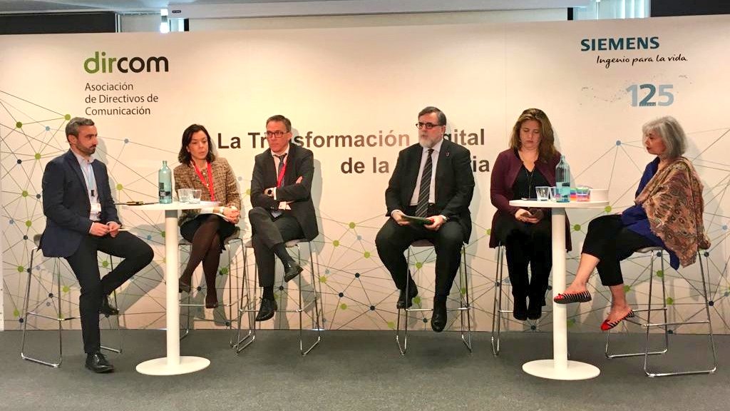 DircomSpain's tweet photo. "Si fragmentados la #reputación de las empresas en cajitas, se acaba devaluando. Por ello es clave que los intangibles de la compañía los lidere la dirección de Comunicación".

@mlopezquesada en #JornadasDircom sobre #Industria40 con @siemens_es. https://t.co/jsbanrRXr2