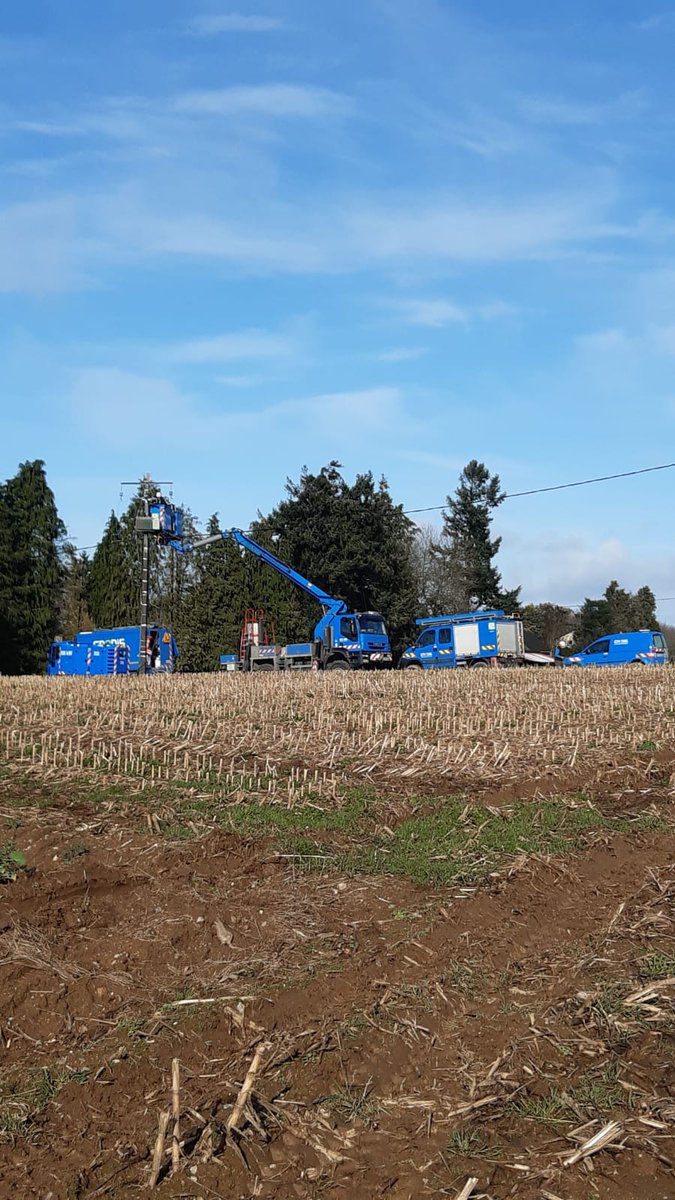 enedis_bretagne's tweet photo. #TempeteDennis 💨
La mobilisation se poursuit en #Bretagne : ici, remplacement de 3 poteaux cassés à #Lignol @Prefet56. 
Merci aux équipes de #Vannes et #Tours @enedis_centre !
Retour à la normal annoncé pour cette fin de journée. 
#servicepublic #Tempete https://t.co/m9ei2cHYwX