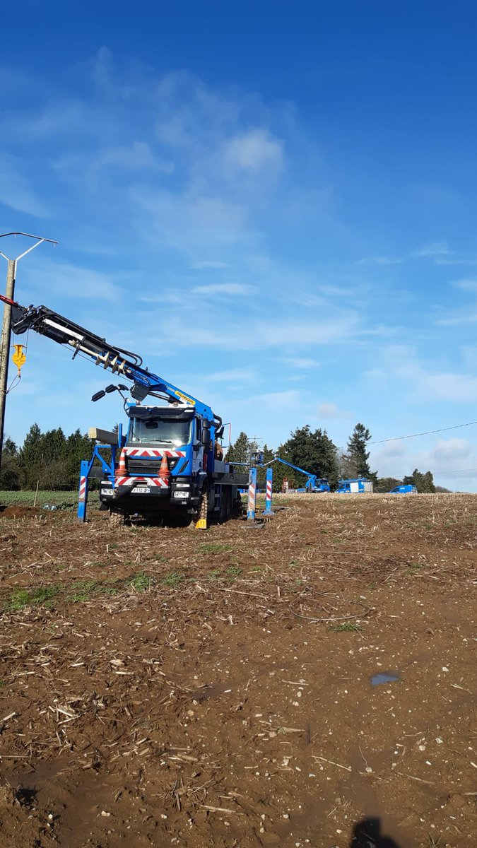 enedis_bretagne's tweet photo. #TempeteDennis 💨
La mobilisation se poursuit en #Bretagne : ici, remplacement de 3 poteaux cassés à #Lignol @Prefet56. 
Merci aux équipes de #Vannes et #Tours @enedis_centre !
Retour à la normal annoncé pour cette fin de journée. 
#servicepublic #Tempete https://t.co/m9ei2cHYwX