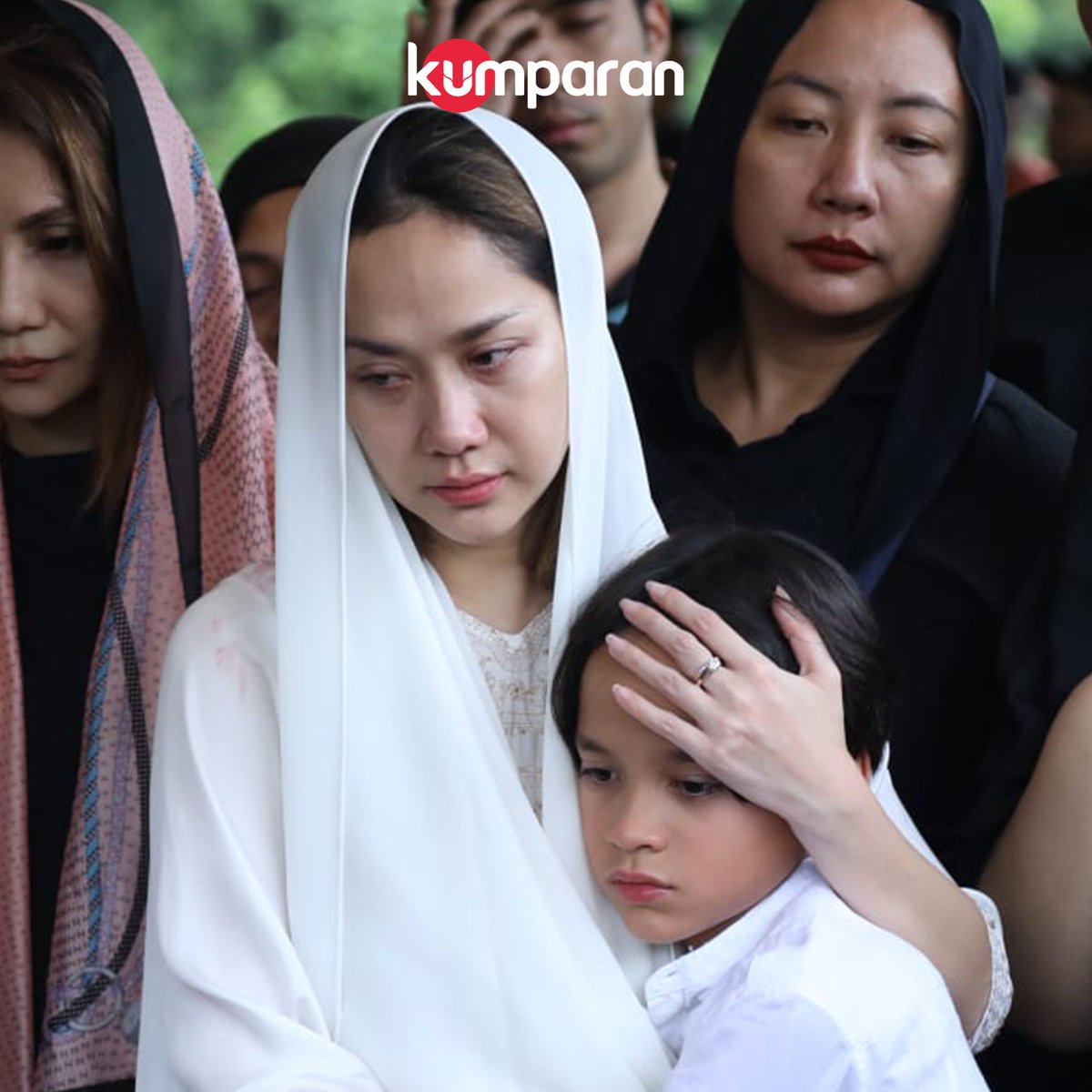 Jenazah suami Bunga Citra Lestari, Ashraf Sinclair, dibawa menuju pemakaman di San Diego Hills, Karawang, Selasa (18/2).

Bunga bersama putranya, Noah Sinclair, terus mendampingi jenazah Ashraf hingga ke peristirahatan terakhirnya. #TopNews bit.ly/2SC7ETJ