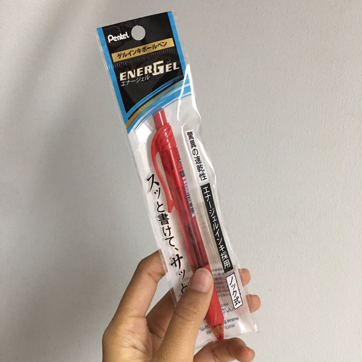 gonnabeyoursbae's tweet photo. Pentel Energel X ขอร้อง เป็นสุดยอดปากกาแดงที่ดีที่สุดในตอนนี้ละมั้ง อีควายและสีสดมาก สดจนต้องร้องขอชีวิต สดขนาดเขียนๆอยู่ได้กลิ่นคาวเลือด แล้วปากกาคือลื่นตาแตก กูบอกเลยว่าขีดเส้นมันส์มาก ท้าให้ลอง ใครชอบแบบสีสดๆอะ มึงไป ไปซื้อ ซื้อมา!!! 37 บาท คุ้มมาก มึงเชื่อกู #รีวิวเซเว่น https://t.co/hXMkIsaMVu