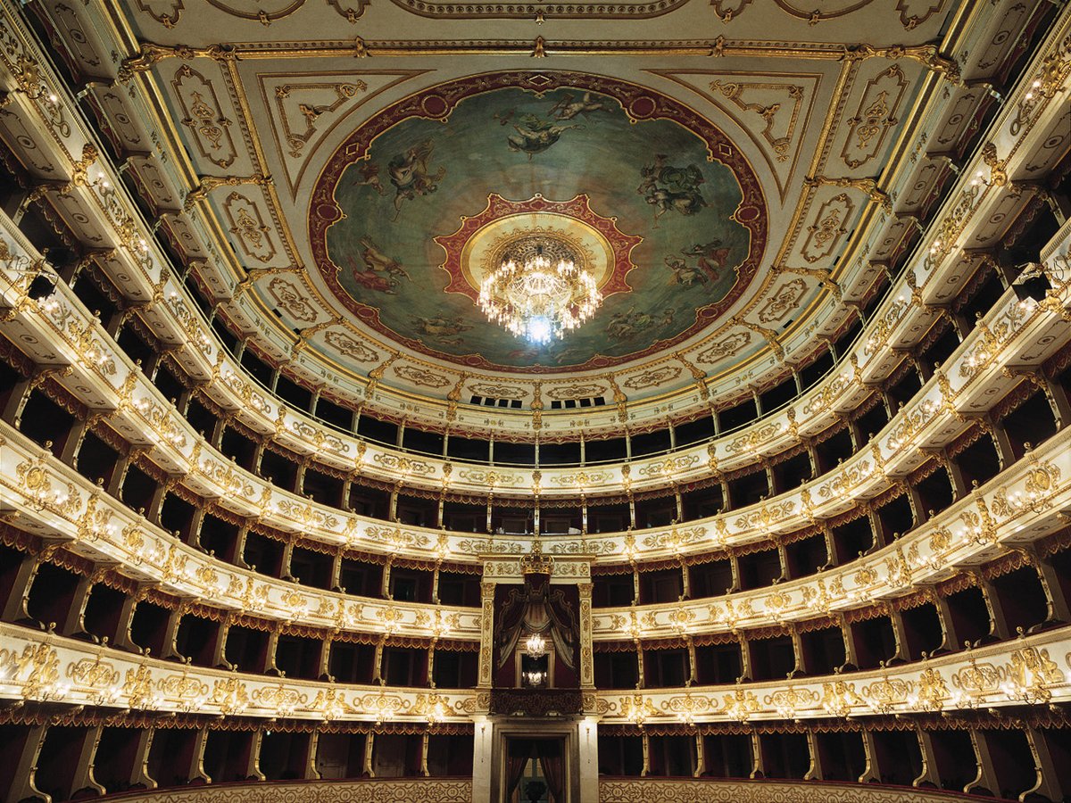 parmawelcomeoff's tweet photo. Siete curiosi di conoscere la storia di uno dei piรน illustri teatri italiani? Scoprite l'incantevole e prestigioso Teatro Regio di #Parma con le visite guidate in programma da martedรฌ a domenica.
Info e orari di visita al link> https://t.co/dO2JsKAdY0
#Parmawelcome #Alregio https://t.co/2nk1os0aC2