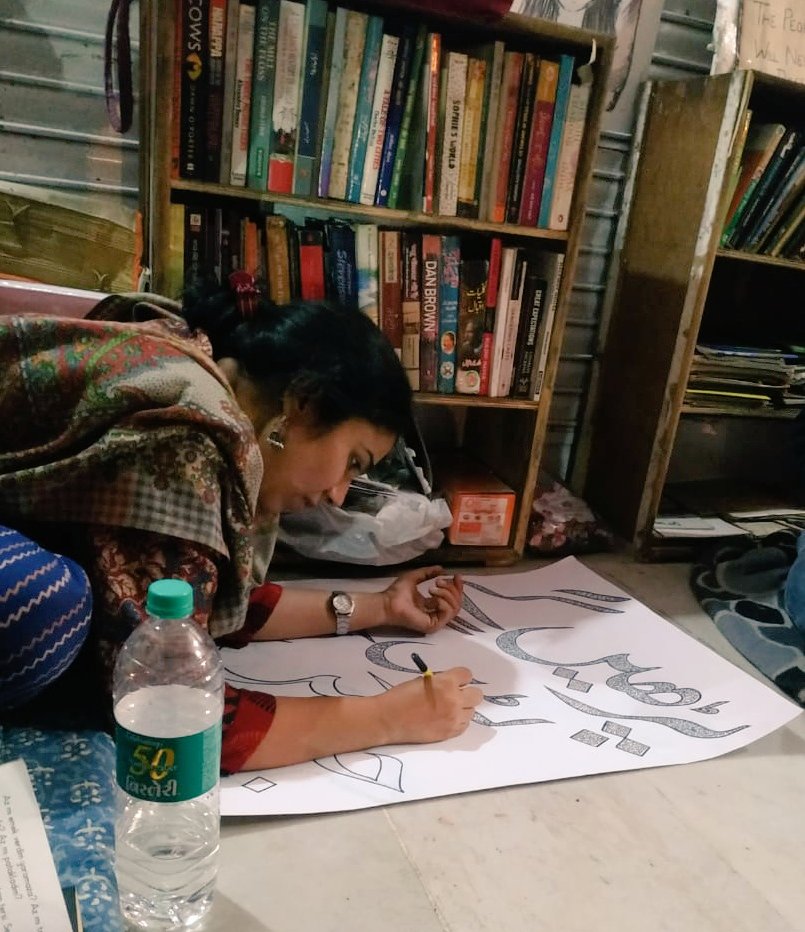 readforindia's tweet photo. @vasundharagauta drawing beautiful patterns on a poster at #ReadforIndia #ShaheenBagh. https://t.co/bjkgRm0upf