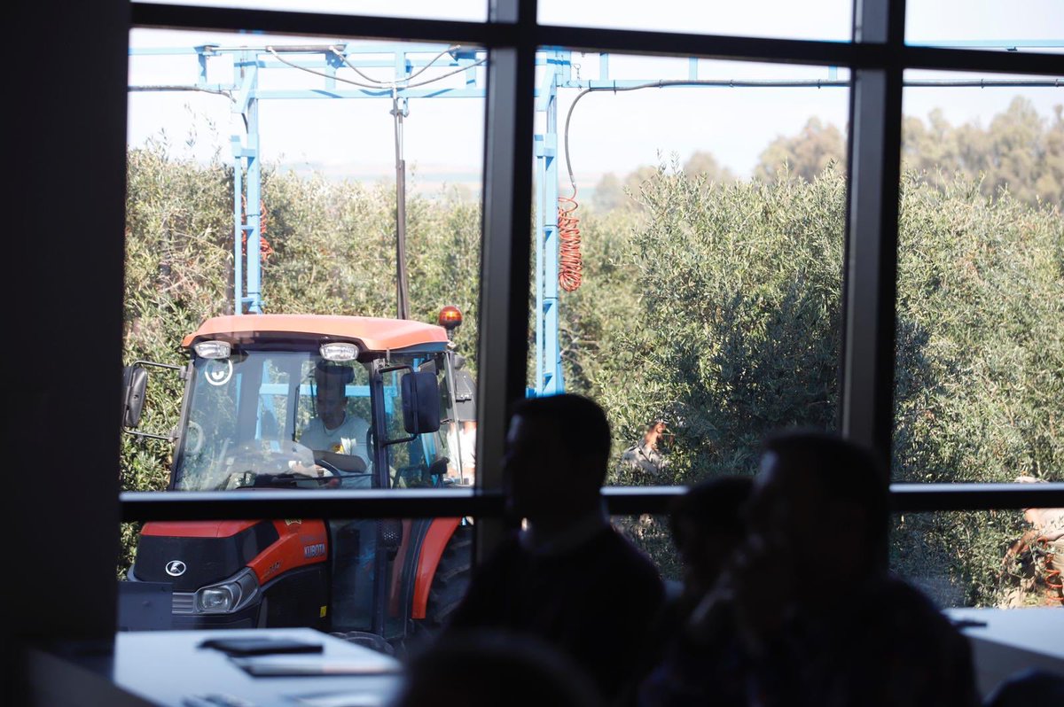 FranGalvezHid's tweet photo. De lo mejor que tiene el Rural Innovation Hub (@RuralInnoHUB), es que al estar en medio del campo, nos encontramos con labores de Poda en medio de las Jornadas!
#Ruralinnohub https://t.co/o38jLvTINH
