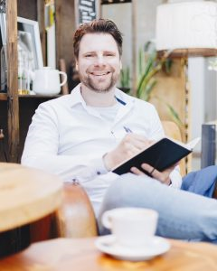 UOVDeKring's tweet photo. Ondernemers-interview! 
Deze maand zijn we in gesprek met Ted Gijsel van Tekstbureau SchrijfWijzer.

Wat wilde hij vroeger worden en waar mag je hem ’s nachts voor wakker maken? Nieuwsgierig geworden en wil je meer te weten komen over Ted! 
https://t.co/haTuNct37Q https://t.co/TvNTyz8aRq