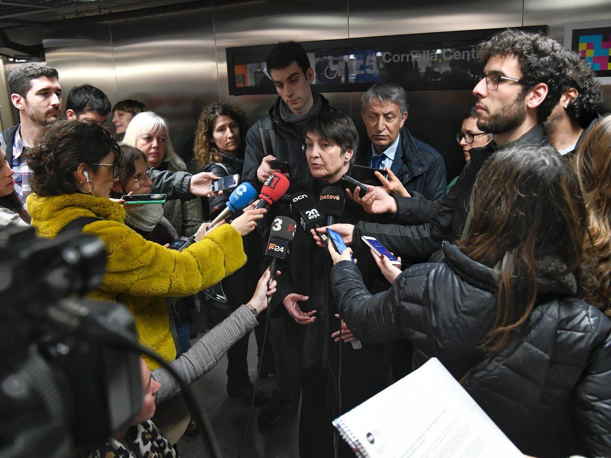 TMB_Barcelona's tweet photo. Presentem la prova pilot d’informació dinàmica de l’ocupació dels trens de #metrobcn i que es desenvoluparà en tres estacions de la línia 5: Hospital Clínic, Entença i Sants Estació @rosaalarcon https://t.co/UoVxmHqz2i