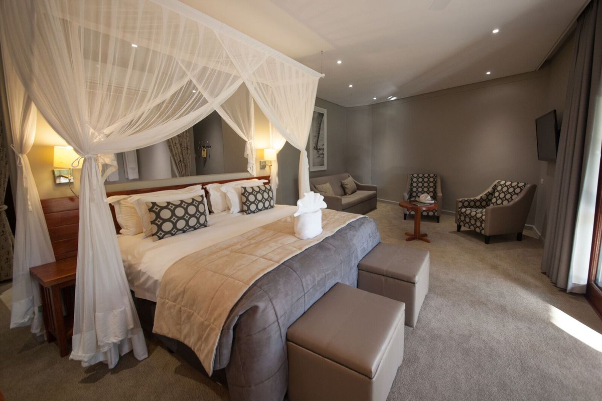 Pure luxury awaits you at Chobe Bush Lodge. 

Have a look at the lodge here: underonebotswanasky.com/botswana-lodge…

#safari #safarilodge #lodge #travel #botswana #africa #room #