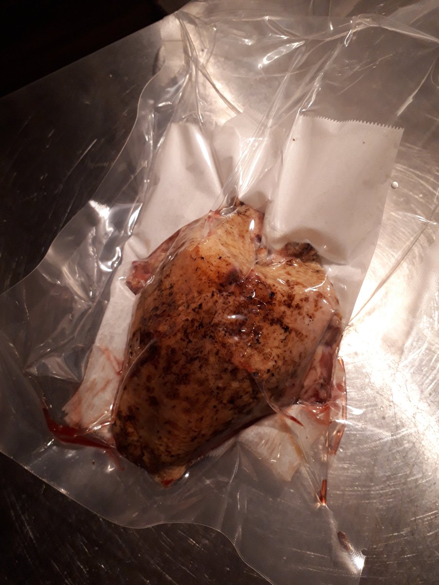 フランス料理ロドゥラ On Twitter 鳩胸肉の火入れ コフルの状態にして炭火で炙ったら真空してそのまま1日寝かせる ウォーターバスで54 まであげる 捌いてフライパンと炭火で皮面をパリッと焼き上げ 芯温56 で提供 ｳﾏｰ ちなみにモモ肉はニンニクとハーブ