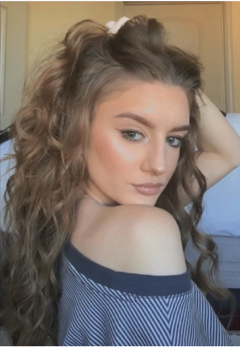 Lizlo0217's tweet photo. @castro_9908 Okay, I’m sorry but Jade is fire. You only need eyes to see that. If you can’t, then your taste is weird. https://t.co/CAyPSCwMuN