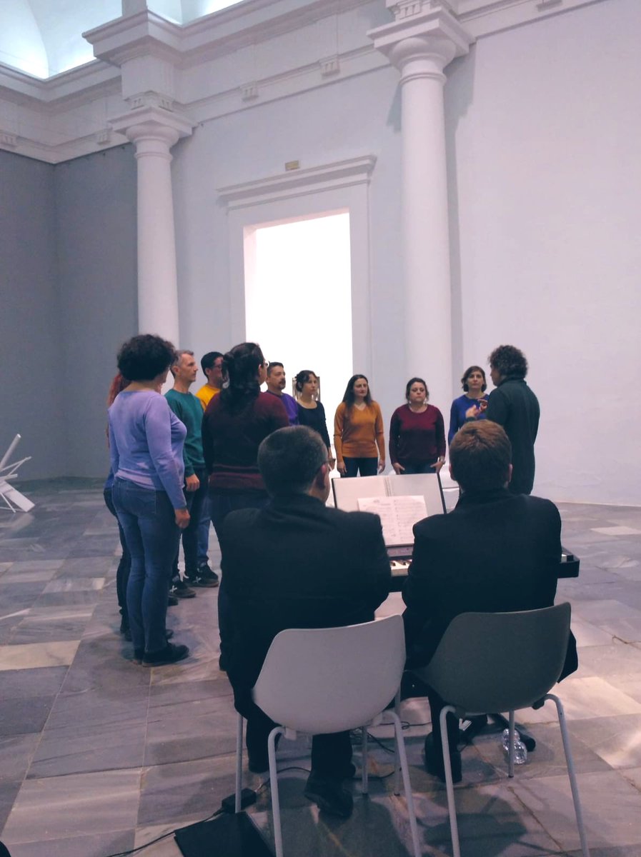 elmusicjr's tweet photo. Existen momentos en que te sientas y desconectas, toca escuchar. @onofreserer @lambdavalencia @tebane #corLambda @centredelcarme #coro https://t.co/M12usiYxmH
