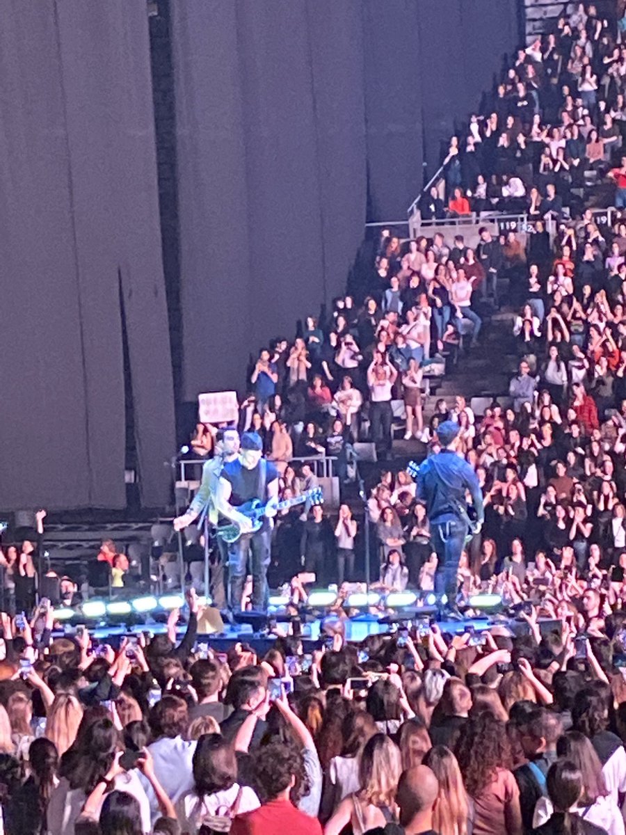 JBGirls9's tweet photo. Jonas Brothers concert 👇🏻

It was an amazing expirence. I don’t have enough words to describe it. They were incredible. I‘d never thought i’d see them, AND I DID IT. I’m trying to process what happened last night. I’d never forget it. Thank you 🧡
#Happinessbeginstourbarcelona https://t.co/uFsMWOErg1