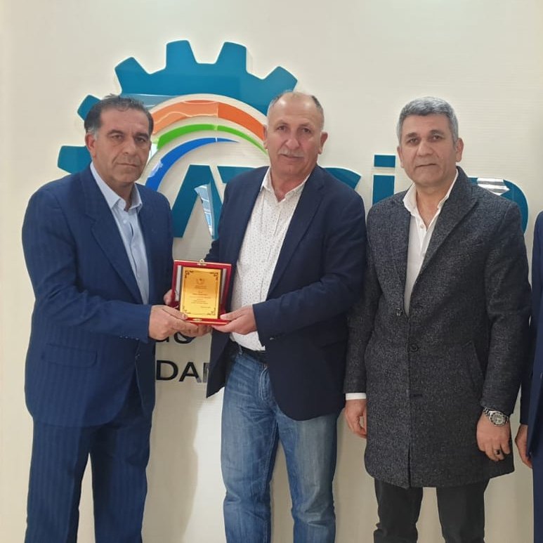adgiad's tweet photo. ERCİŞLİLER DERNEĞİ BAŞKANI İZZET DEMİR VE YÖNETİM KURULU ÜYELERİNDEN AKDENİZ İNCİSİ DÜĞÜN SALONU SAHİBİ MEHMET IŞIK ADGİAD BAŞKANI AYKUT EMİNOĞLU'NA ERCİŞLİLER DERNEĞİ GECESİNE YAPMIŞ OLDUĞU KATKILARDAN DOLAYI TEŞEKKÜR ZİYARETİNDE BULUNMUŞ VE PLAKET TAKDİM ETMİŞLERDİR. https://t.co/VLMyG2Zf2P