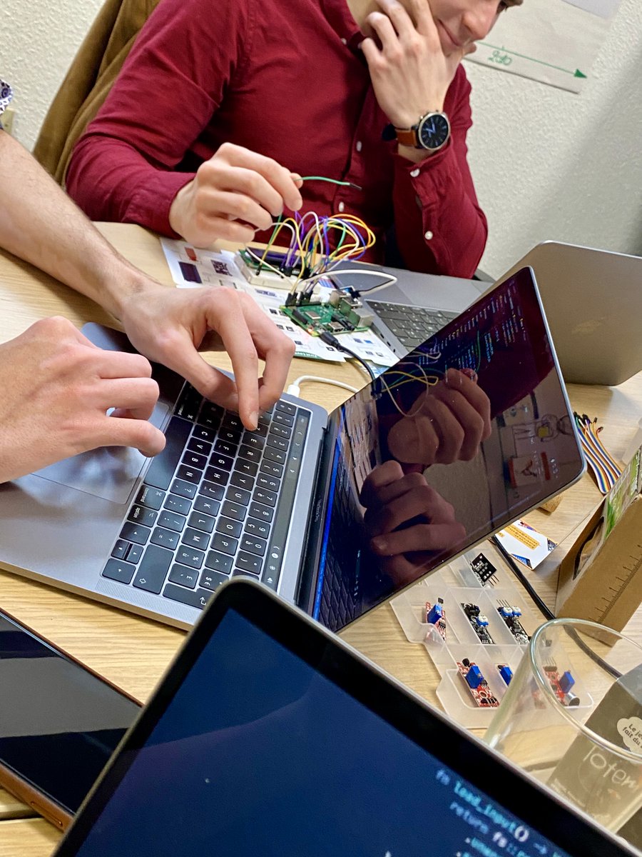 JetDevLille's tweet photo. Nos collabs ont monté un JetLab ! Une imprimante 3D, du matos électronique et c'est parti pour une première journée de découverte ! Merci à @Maxime_Buguel et @rachourii pour leur investissement ! #Makerlab #JetLab #toTheMoon https://t.co/TXeQiNFSuR