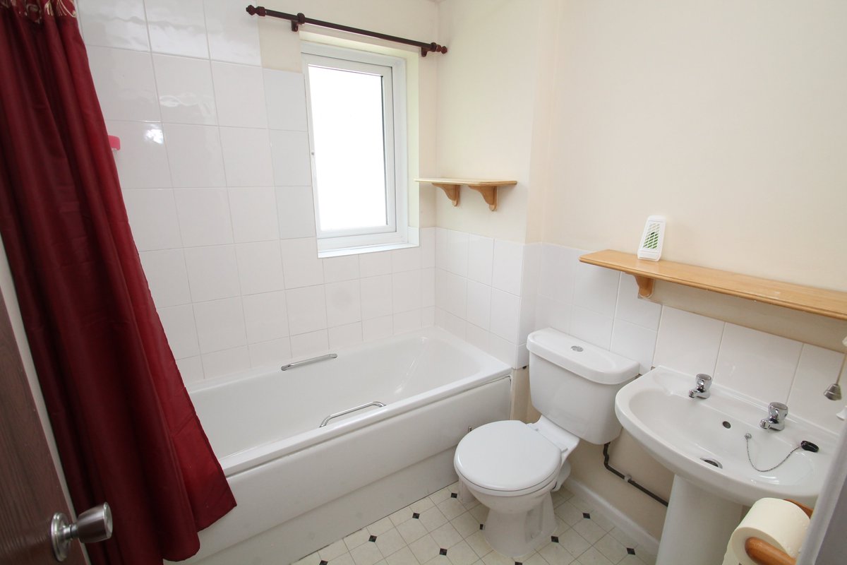 One bedroom #house in #Ivybridge - £495 PCM. 

The property benefits from a kitchen with an electric cooker, an allocated parking space and a communal #garden. 

For more information, please visit our website mblettings.com or call our office. #lettings

#plymouth #devon