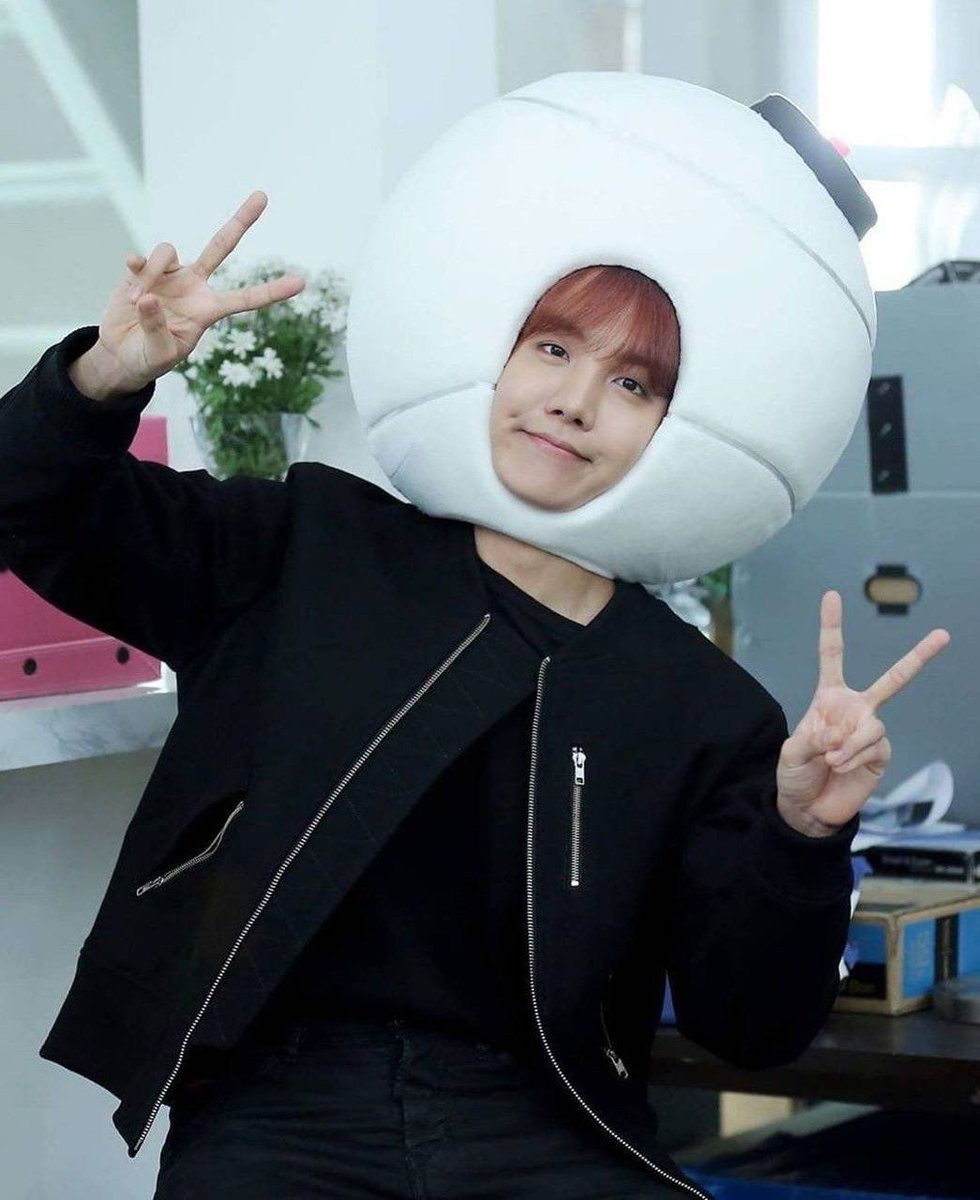 sofelini's tweet photo. @BTS_twt happy birthday, Hobi! 🎉💜 #홉이생일ㅊㅋ #슈가형이야 #내가일등 https://t.co/EjCv0G8NjJ