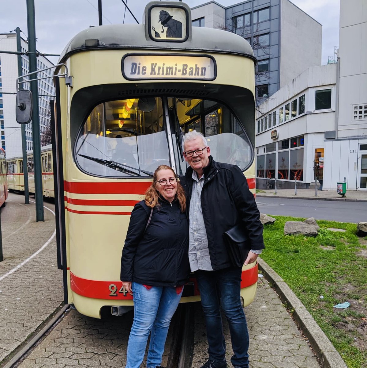 Die Krimi-Bahn fährt an den Niederrhein: Mit »Dumm gelaufen, Martha« präsentiert Erwin Kohl eine spannende Geschichte rund um einen suspendierten Hauptkommissar, der auf einem Campingplatz in
Sonsbeck lebt und seine Brötchen mit Privatermittlungen verdient. #dummgelaufenmartha