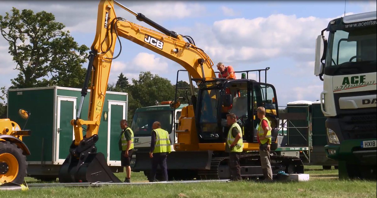AceLiftawayLtd's tweet photo. We were on tv! ๐ Escape to the Country came to the @RomseyShow when they were down in Hampshire filming and our team made the final cut! #veryproud #topteamtuesday https://t.co/0fTfzWASlm