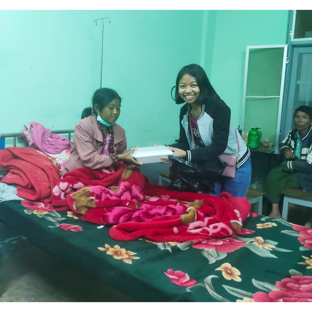 ZephyrThluai's tweet photo. One of the best feeling in the world is knowing that someone is happy because of you 😍😍😍
A little donation at Taunggyi Hospital after a heavy business day. 😅
Their smiles  remove all of my stresses and make me feel life is worth living 😇😇😇 https://t.co/lxiZGixWY1