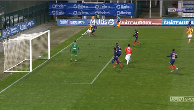 supplensois's tweet photo. #DominosLigue2 #RCLens #LBCRCL Châteauroux - RC Lens : L'erreur d'arbitrage sur le but de Banza ! 😡😱 https://t.co/c2HnTl4SVt https://t.co/EROdVrUBk6