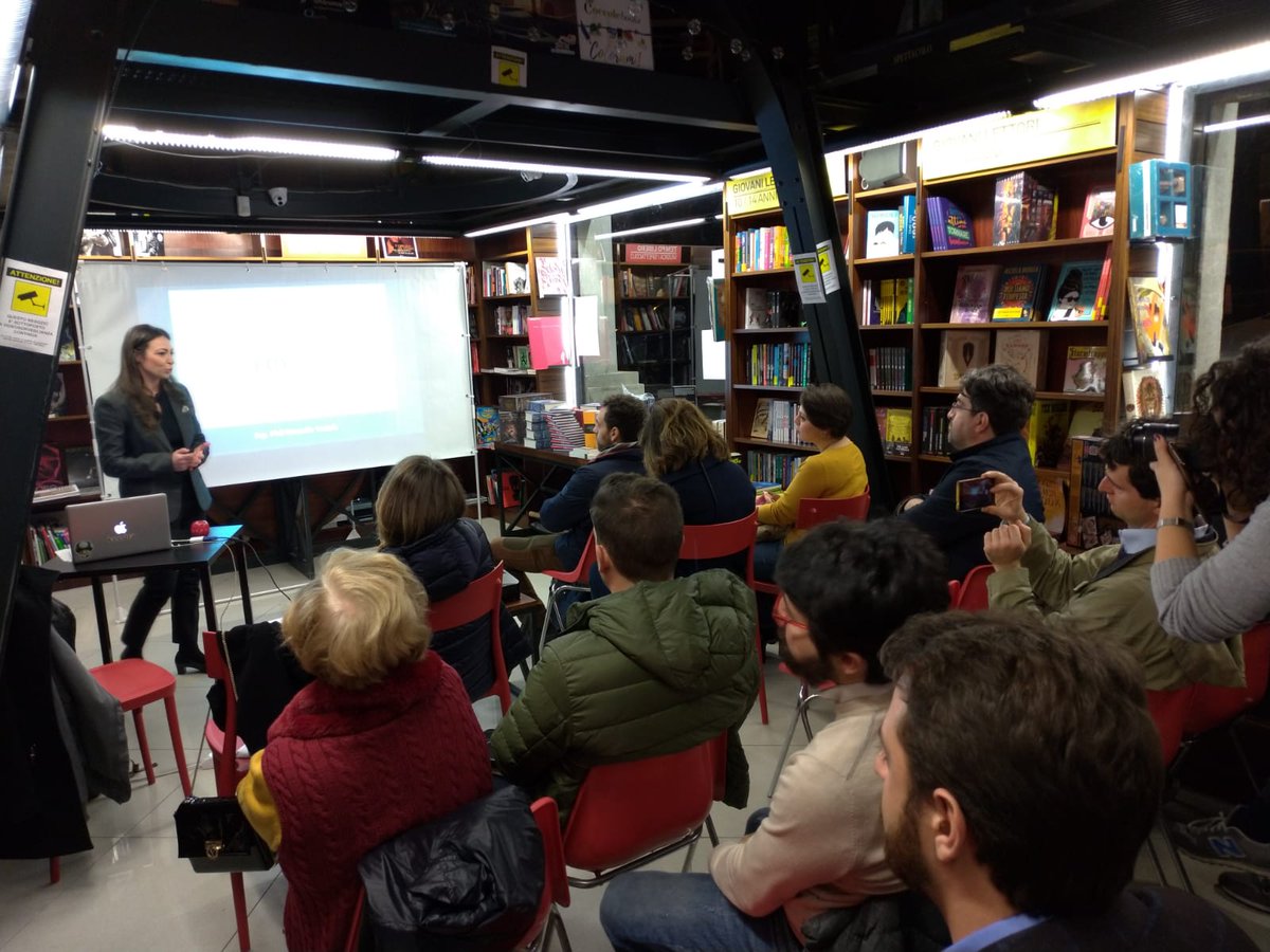 StartupMessina's tweet photo. Prosegue Rossella Vadalà che ci presenta “Edypak”. Questa startup di #Messina ha a cuore un mondo più pulito. Il loro passo importante in direzione della #sostenibilità? Un #innovativo modo di conservare gli alimenti per salutare le inquinanti pellicole.
#fdime #avaiava https://t.co/YMMDOyge1E