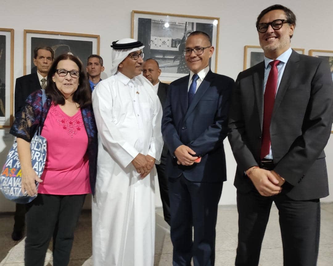 VillegasPoljak's tweet photo. Hoy #Mar #18Feb inauguré junto a MinTurismo @PLASENCIAFELIX y el Embajador qatarí Rashid M. Al-Fetais la exposición fotográfica “Qatar: patrimonio y modernidad” en el Museo de Bellas Artes.#Caracas #venezuelameimporta #NuestraFuerzaEsLaPaz #18Feb https://t.co/LlZevdQ9xZ