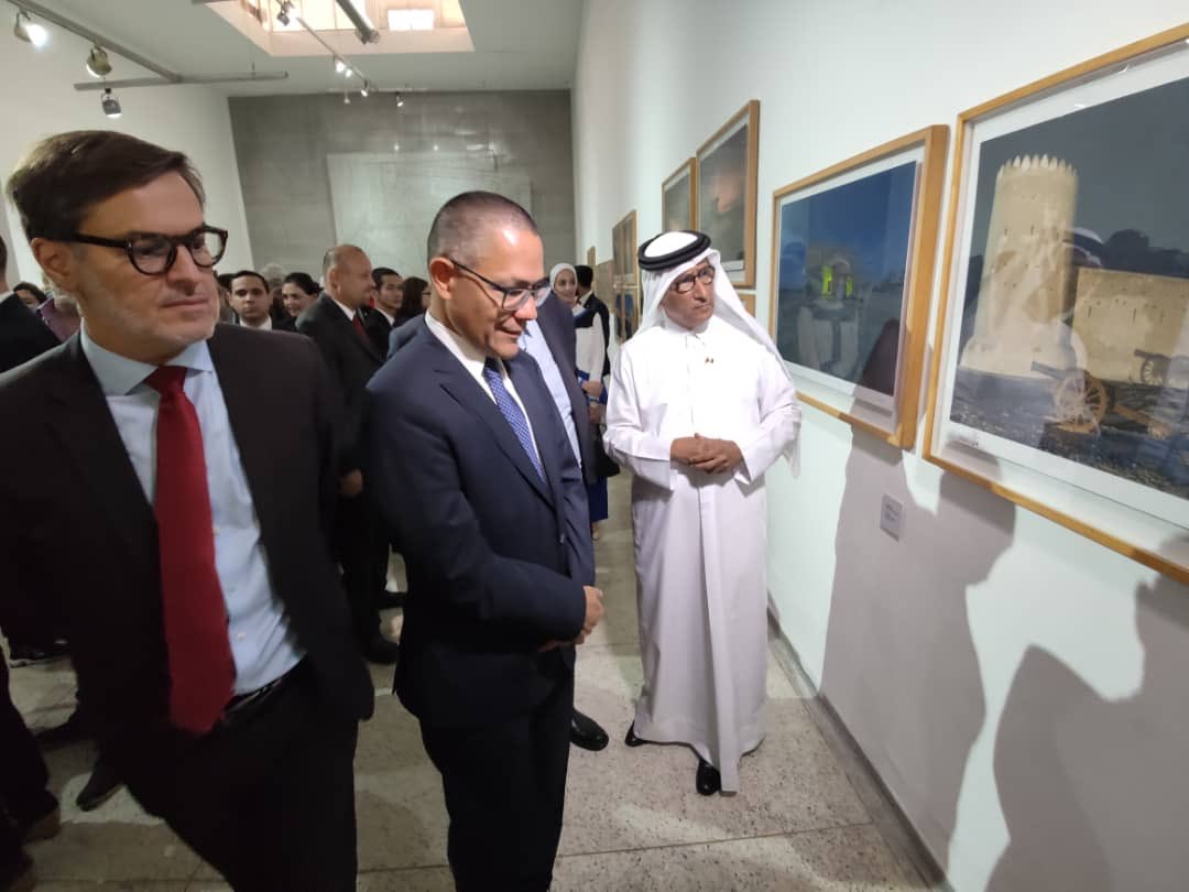 VillegasPoljak's tweet photo. Hoy #Mar #18Feb inauguré junto a MinTurismo @PLASENCIAFELIX y el Embajador qatarí Rashid M. Al-Fetais la exposición fotográfica “Qatar: patrimonio y modernidad” en el Museo de Bellas Artes.#Caracas #venezuelameimporta #NuestraFuerzaEsLaPaz #18Feb https://t.co/LlZevdQ9xZ