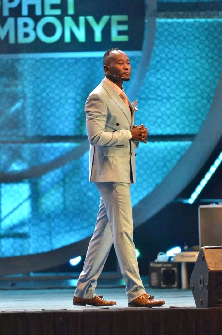 c_theking's tweet photo. There is no way you’re a remnant of God &amp; there is no glory around you.

Be sharp enough to enter this dimension.
#ProphetElvisMbonye 
https://t.co/FvYm4iNO1a https://t.co/S5RSZZGoOx