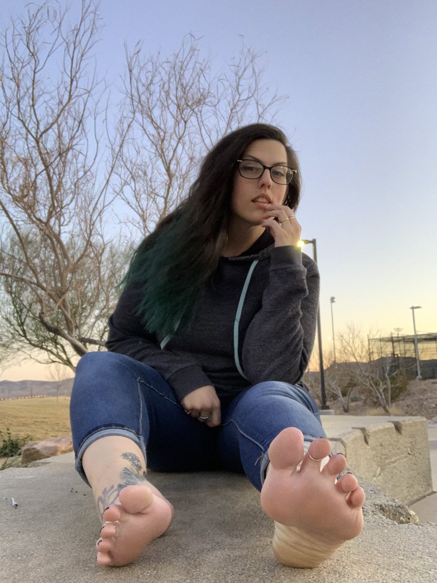 BossTycoonLZ's tweet photo. Aye. How y’all been twitter land 💙 https://t.co/7umKzgkXAZ