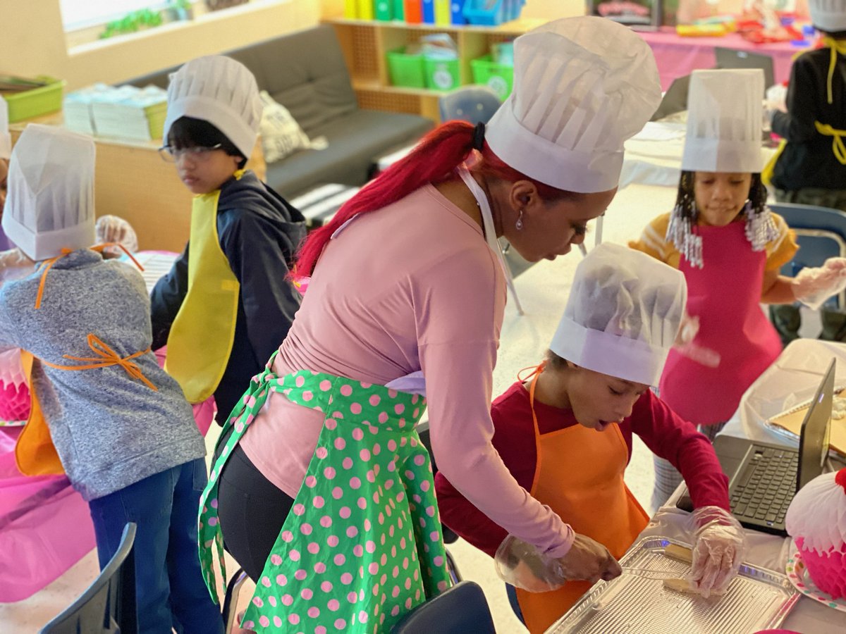 taylor_neka's tweet photo. My students never know what my classroom is going to be! They walked in on Thursday and it was a bakery. They reviewed main idea and previewed the next standard about order and sequence. @EstellaBCook @OakleyTigers #oakleytigersroar https://t.co/TuillFNmfL