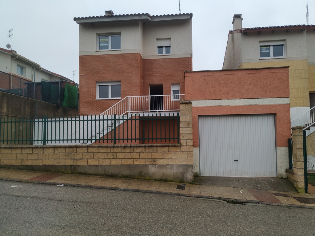 AzaharaActivox's tweet photo. ¡¡OPORTUNIDAD BANCARIA!! #Unifamiliares de dos plantas en #Venta en Cardeñadijo a tan sólo unos 5 min de #Burgos con 4 hab, 2 wc, 1 aseo, jardín y garaje https://t.co/KMuE3dwFKi MÁS UNIFAMLIARES DISPONIBLES ¡¡Consúltenos!! https://t.co/LcIdXsQYpD