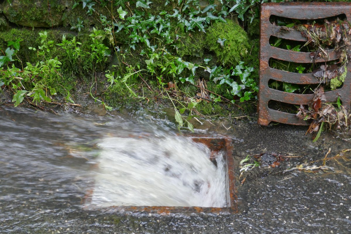 TheLengthsman's tweet photo. Bit of a river running down the road to Bridge End House near #LowickBridge ~ water gushing down the #drain https://t.co/hvrAitiJTt