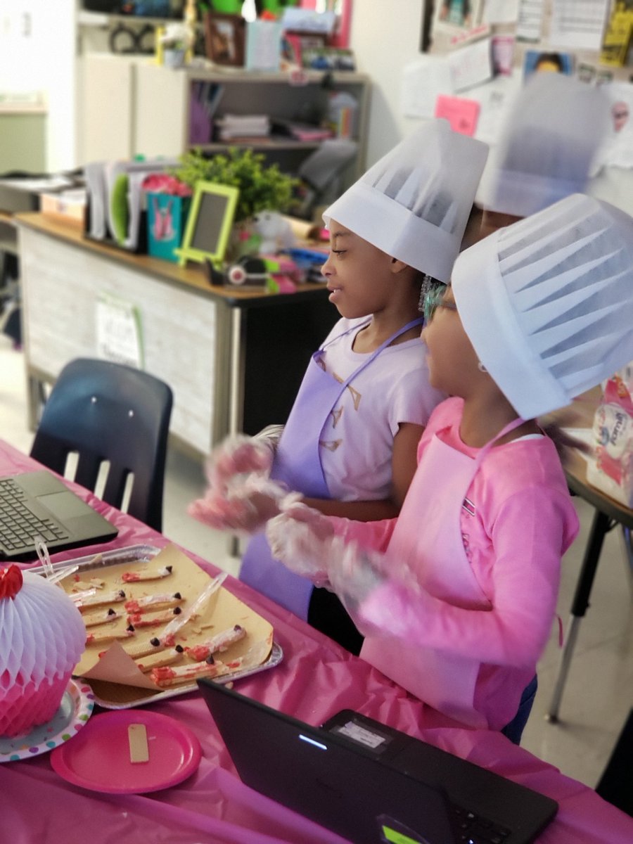 taylor_neka's tweet photo. My students never know what my classroom is going to be! They walked in on Thursday and it was a bakery. They reviewed main idea and previewed the next standard about order and sequence. @EstellaBCook @OakleyTigers #oakleytigersroar https://t.co/TuillFNmfL