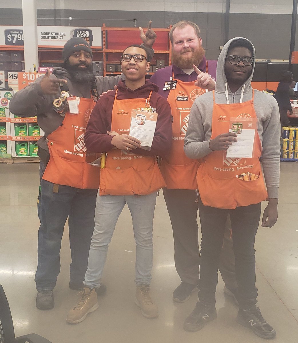 Ops Manager @TimSmith_2577 and Shawn  recognizing Aaron and Videl for their amazing customer service <a href="/ParkvilleHD2577/">Pleasantville</a> <a href="/Ingram5Curtis/">Curtis Ingram</a> <a href="/Alexis_3323/">Alexis Hurley</a> @BdixonTHD <a href="/TomBrocht/">Tom Brocht</a>