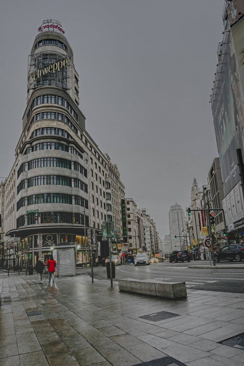JavierBerguizas's tweet photo. #EdificioCarrion #Granvia #llueveenMadrid @ArteMad @MADRID https://t.co/Axu83RKCEA