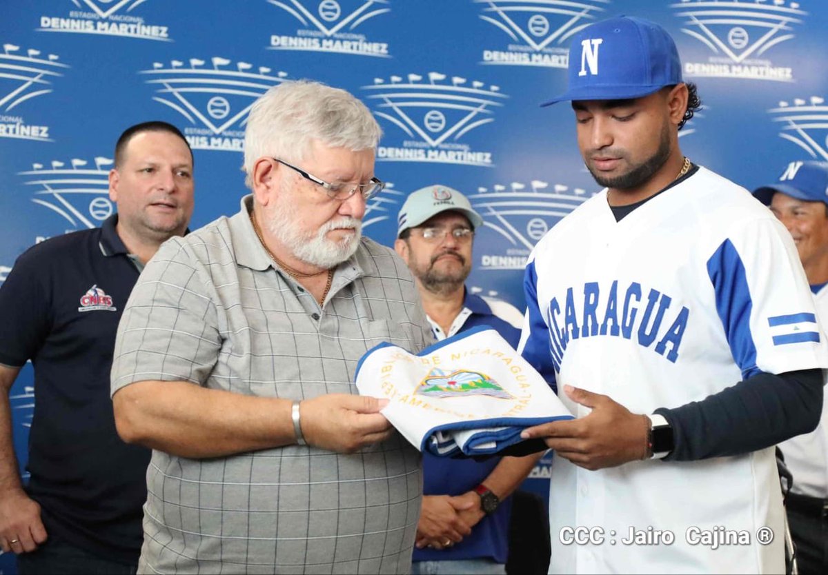 VivaNicaragua13's tweet photo. #PreMundialU23
Esta mañana la Federación Nicaragüense de Béisbol Asociada #FENIBA, realizó el abanderamiento de la Selección U-23 de Nicaragua 🇳🇮 ⚾️ 🙌🏻
https://t.co/55O9MQiwxe https://t.co/rH4PmUyYQp