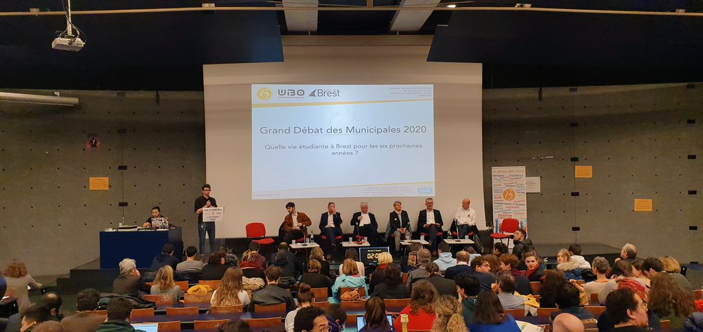 Début du débat des #Municipales2020 de Brest ! 
Au programme : Transports, Logement, ESR, Culture et Animation. Tout cela autour de la vie étudiante à Brest !
#emojibzh