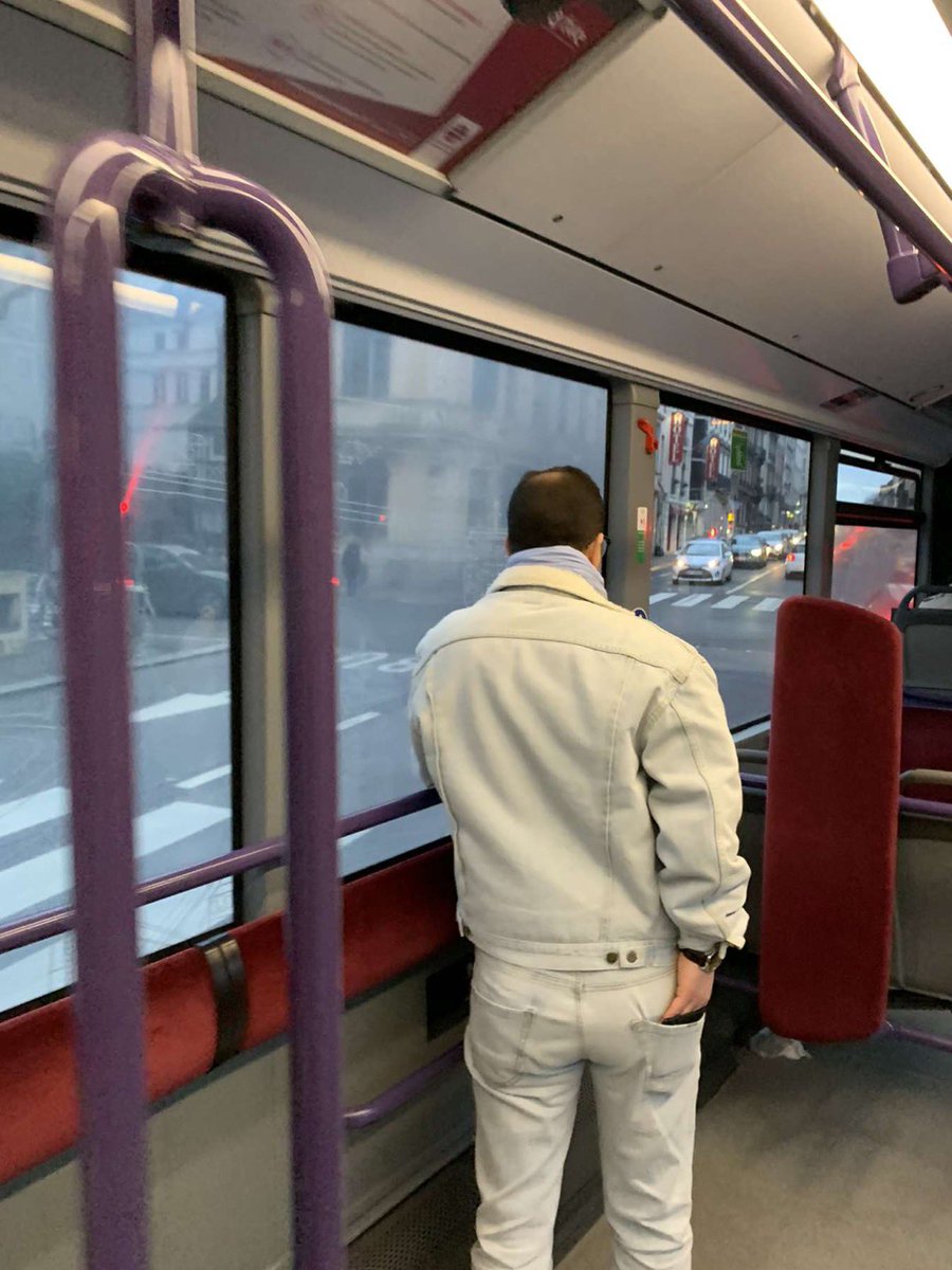 MaeeelRd's tweet photo. 🚨IMPORTANT🚨
Faites attention à ce mec qui prend le F2 sur Rouen, il menace les gens (surtout les meufs) avec un couteau et il est là à tout moment de la journée de HDV à La Vatine où plus donc faites tourner https://t.co/hY8pqDwJva
