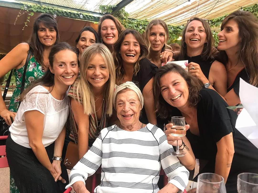 ParolesMemoire's tweet photo. #suzanneLaugierCohen
Rescapée #shoah respirait l amour de la vie jusqu à son dernier souffle à 101 ans à Marseille .cette photo prise lors de ses 100 ans la représente tellement, entourée des amies de sa petite fille jessica . Paix à son âme.  Suzy nous ne t oublierons jamais https://t.co/UlcRLdmyBU