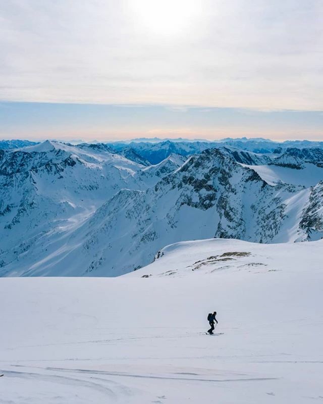 simontour's tweet photo. 🏔 a straying photographer on his lone, long way to the top. 〰️ @julianbueckers suffering beautifully for @bergwelten. #bergpic #kolmsaigurn #rauris https://t.co/yjaPeuDAxK https://t.co/OJjdPBTUqF