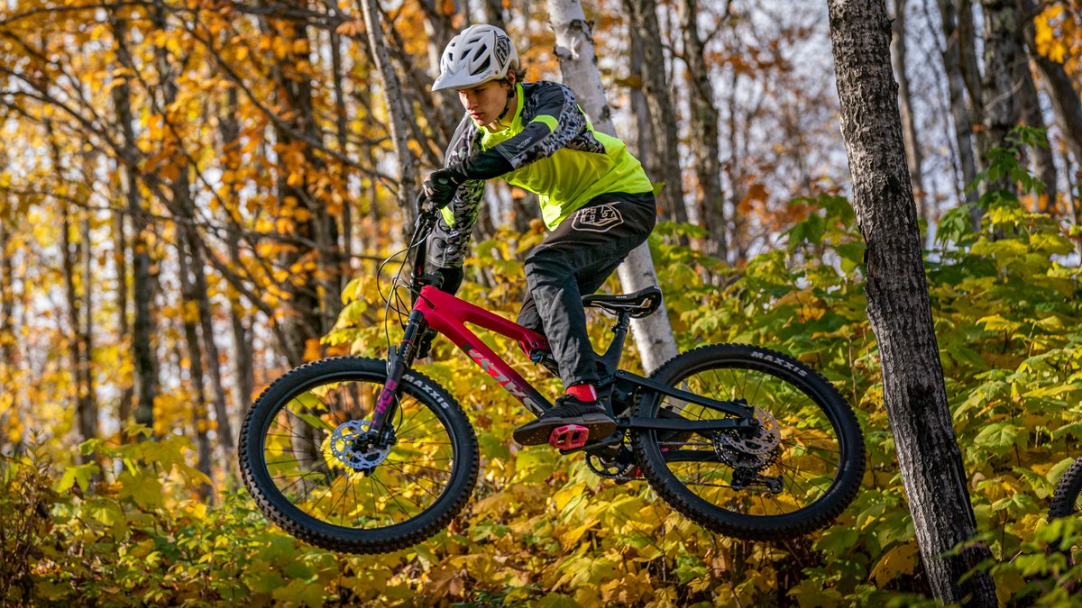 salsacycles's tweet photo. Rustler puts the focus on flow and fun.

https://t.co/F9fYYooauA

#SalsaCycles #AdventureByBike #splitpivot #salsarustler #ladyshred https://t.co/jxiXRRQVb6