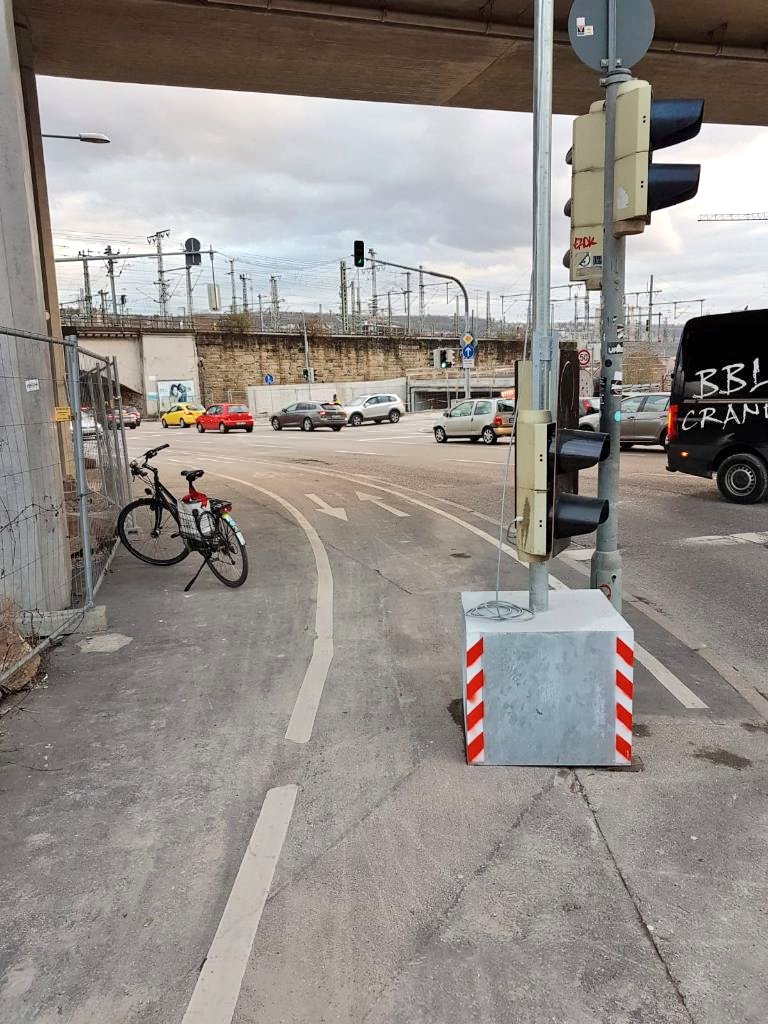 zweirat0711's tweet photo. 🚨🚨🚨
"Lebensgefährlich! Diese Ersatz-Ampel steht seit heute mitten auf dem Radweg an der Kreuzung #Nordbahnhofstr/#Wolframstr. Als Radler:in kommt man mit Schwung die Nordbahnhofstr herunter und hinter der Kurve wartet dann dieser Betonklotz. Unfassbar!"
schreibt uns Katharina https://t.co/NtkWenGzgA